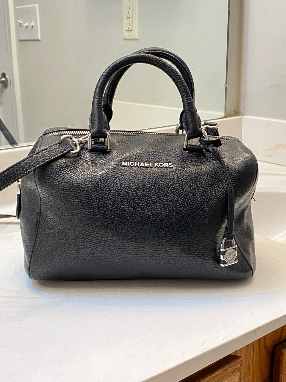 Michael KORS Mercer Medium Satchel bag, in great condition clean interior.